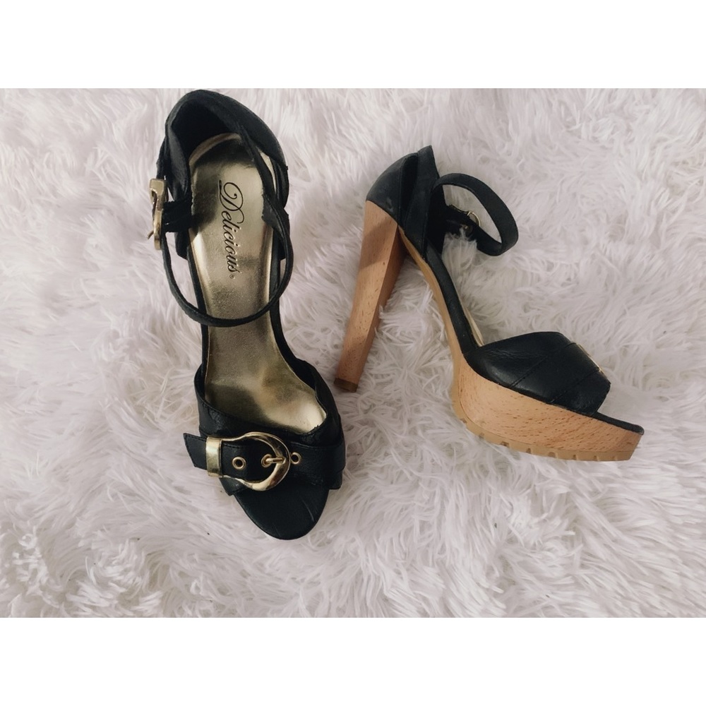 ✨🆕 Black Belt Tan Pump Heel 🆕✨